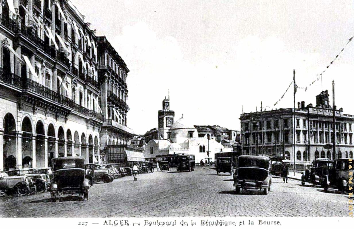 Alger - Boulevard de la Republique et Bourse.jpg